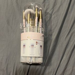 NWT makeup brush set